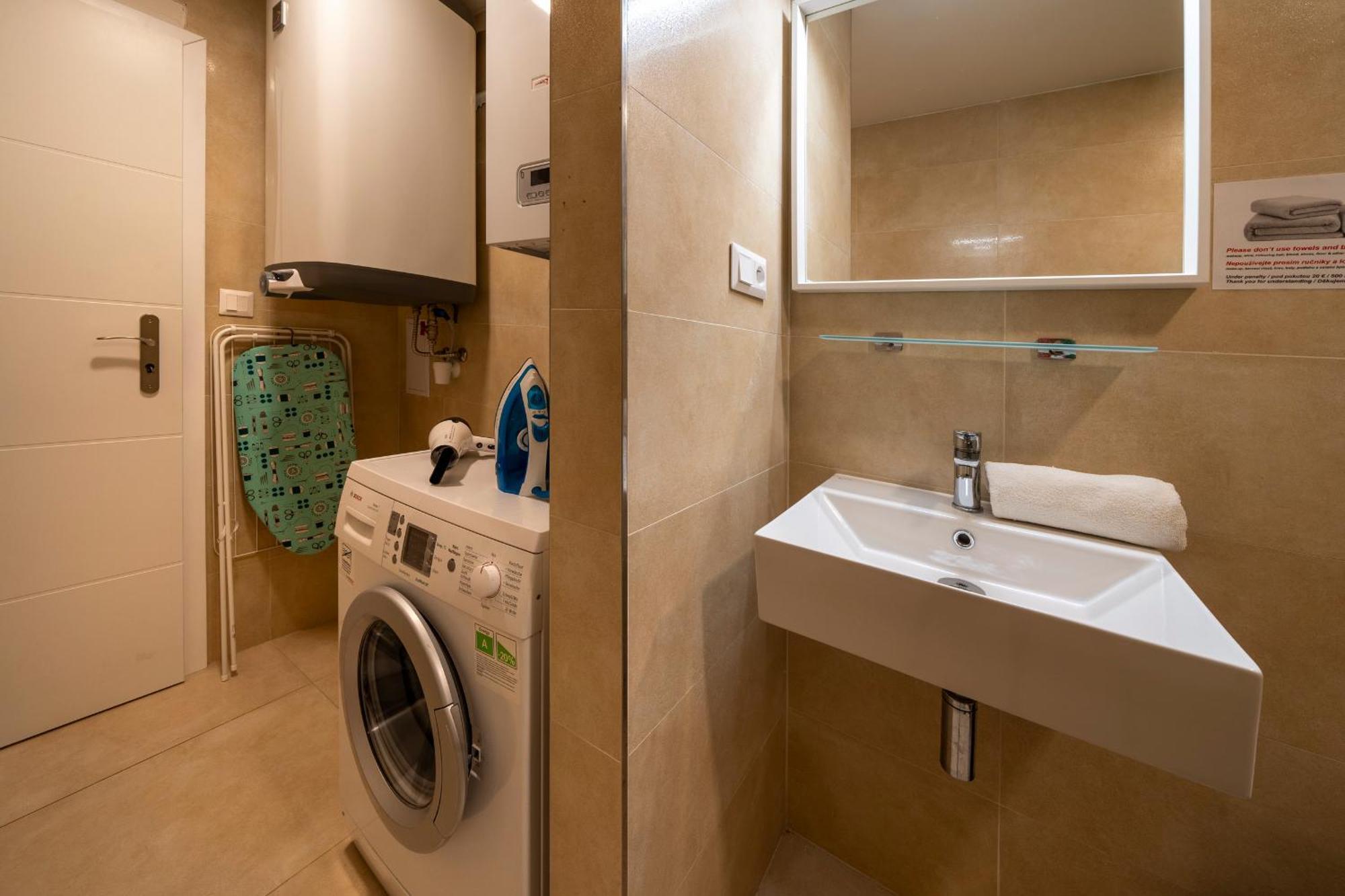 Apart Hotel Zborovska ปราก ภายนอก รูปภาพ